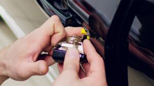 вскрытие замка автомобильной двери